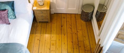 4 habitaciones, tabla de planchar con plancha, wifi y ropa de cama