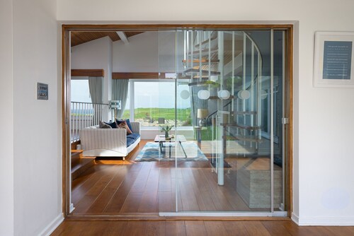 The Breakers offers exceptionally flexible and spacious accommodation with five bedrooms and four ba