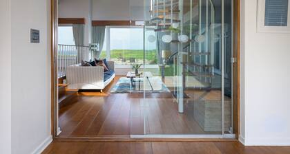 The Breakers offers exceptionally flexible and spacious accommodation with five bedrooms and four ba