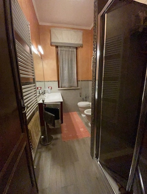 Douche, sèche-cheveux, bidet, serviettes fournies