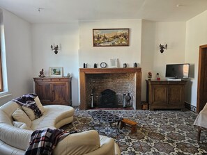 Télévision, lecteur de DVD, chaîne hi-fi