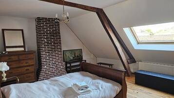 4 bedrooms, iron/ironing board, WiFi, bed sheets