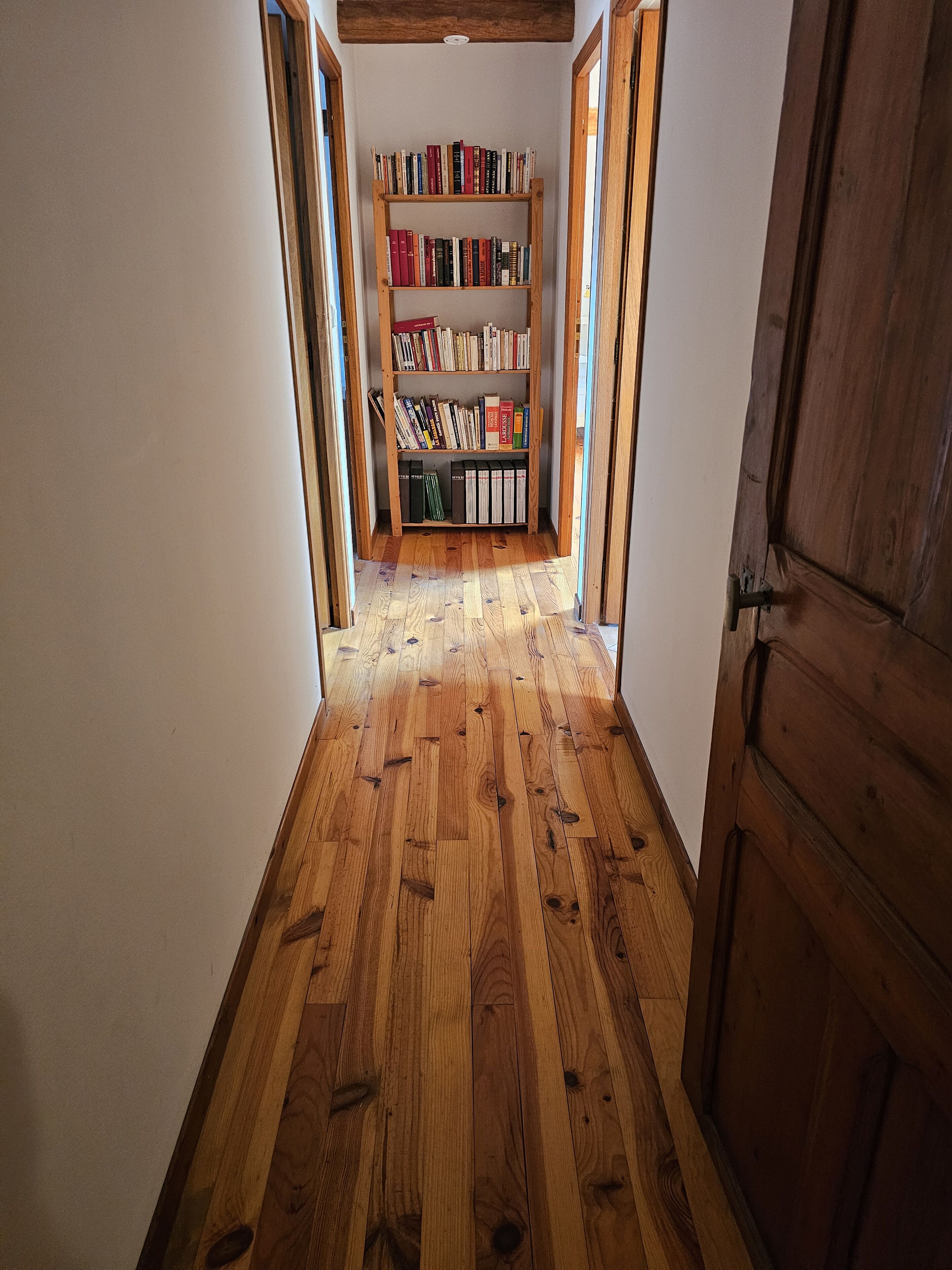 Couloir et bibliothèque