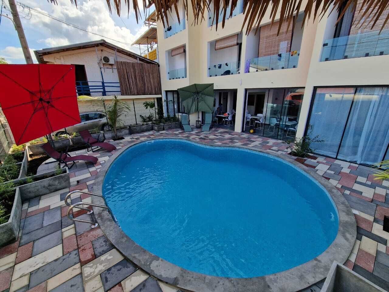 10 室外游泳池，池畔遮阳伞