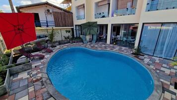 10 buitenzwembaden en parasols bij het zwembad