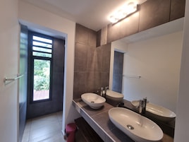 Ducha, cabezal de ducha con hidromasaje, toallas, jabĂłn