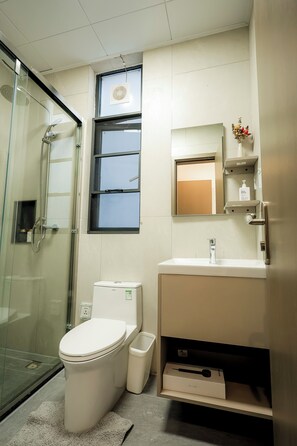 シャワー、タオル、石鹸、トイレットペーパー