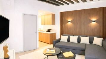 Studio, uitzicht op de binnenplaats | Woonruimte | Een 80-cm smart-tv met digitale zenders