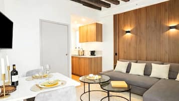 Estúdio, vista para o pátio | Área de estar | Smart TV 80 cm com canais digitais