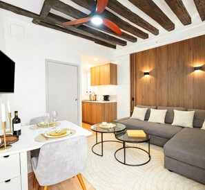 Studio, Courtyard View | Living area | 80-cm Smart TV with digital channels - 1632 StMartin (Paris)
