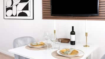 Studio, vue cour intérieure | Coin séjour