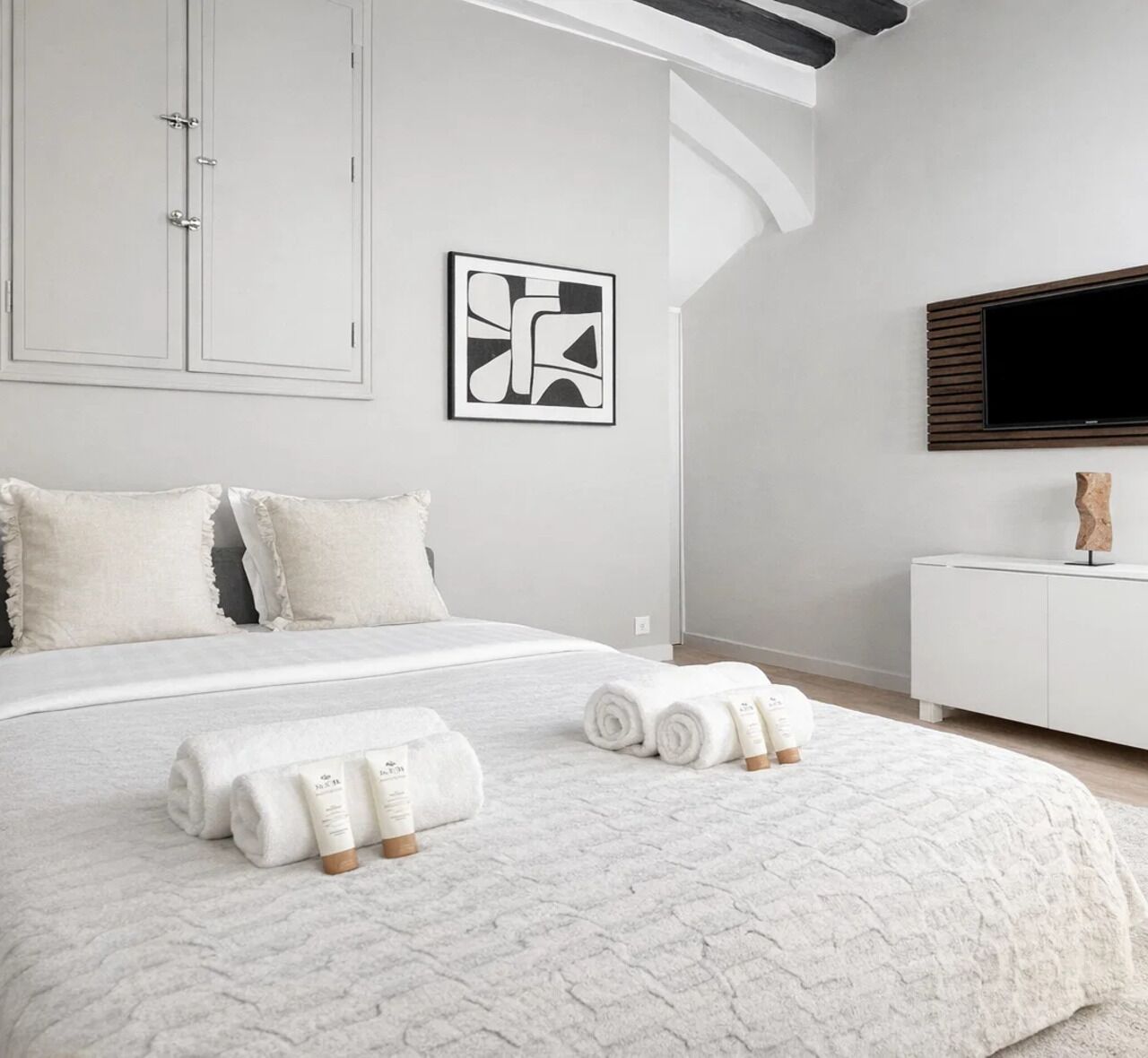 Studio, bakgårdsutsikt | Oppholdsområde | En 80-centimeters smart-TV med digitale kanaler