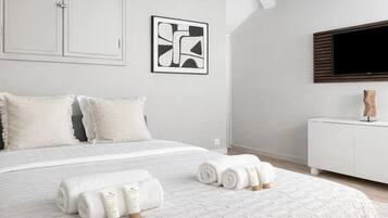 Studio, bakgårdsutsikt | Oppholdsområde | En 80-centimeters smart-TV med digitale kanaler