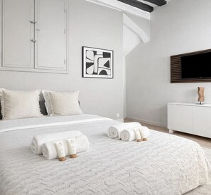 Studio, Courtyard View | Living area | 80-cm Smart TV with digital channels - 1632 StMartin (Paris)