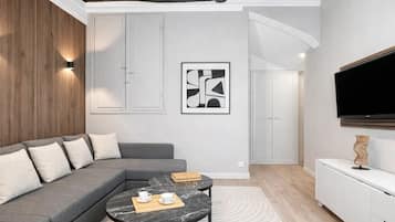 Monolocale, vista cortile | Area soggiorno | Smart TV 80 cm con canali digitali