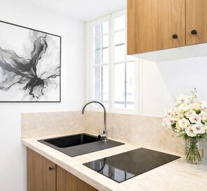Studio, Courtyard View | Private kitchen | Espresso maker, electric kettle, toaster, freezer - 1632 StMartin (Paris)