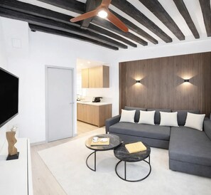 Studio, Courtyard View | Living area | 80-cm Smart TV with digital channels - 1632 StMartin (Paris)