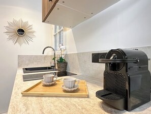 Estudi, vistes al pati | Cuina privada | Cafetera exprés, bullidora elèctrica, torradora i congelador