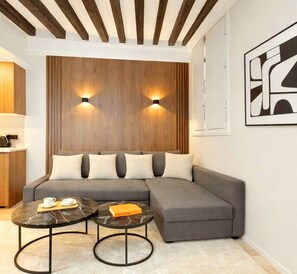 Studio, Courtyard View | Living area | 80-cm Smart TV with digital channels - 1632 StMartin (Paris)
