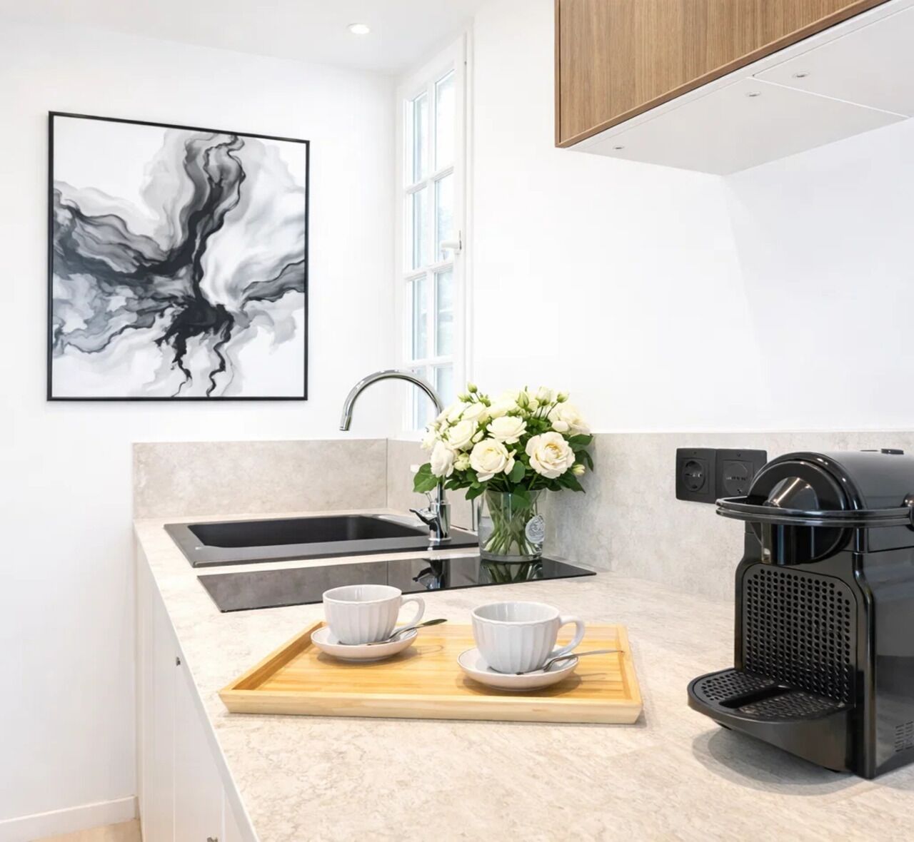 Estudio, vista al patio | Cocina privada | Cafetera de espresso, tetera eléctrica, tostadora y congelador 