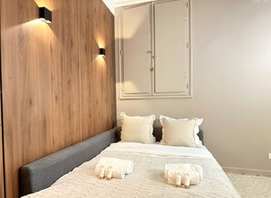 Studio, Courtyard View | Living area