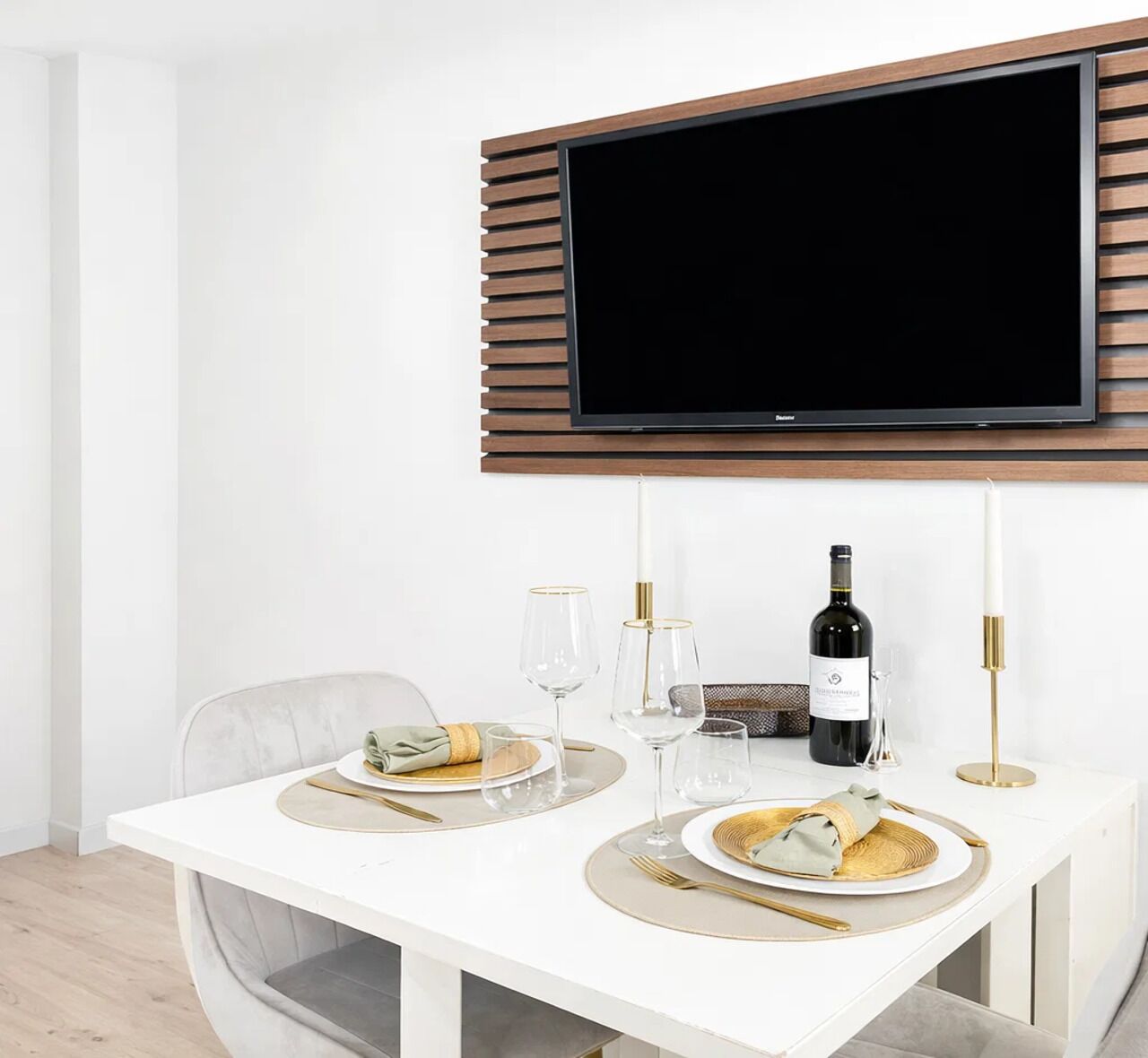 Studiolejlighed - udsigt til gårdsplads | Opholdsområde | 80-centimeters smart-tv med digitale kanaler