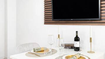 Studiolejlighed - udsigt til gårdsplads | Opholdsområde | 80-centimeters smart-tv med digitale kanaler