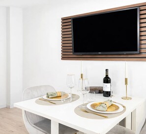 Studio, bakgårdsutsikt | Oppholdsområde | En 80-centimeters smart-TV med digitale kanaler