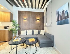 Studio, vue cour intérieure | Coin séjour | TV connectée de 80 cm avec chaînes numériques