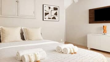 Studio, vue cour intérieure | Coin séjour | TV connectée de 80 cm avec chaînes numériques