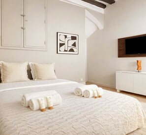 Studio, Courtyard View | Living area | 80-cm Smart TV with digital channels - 1632 StMartin (Paris)