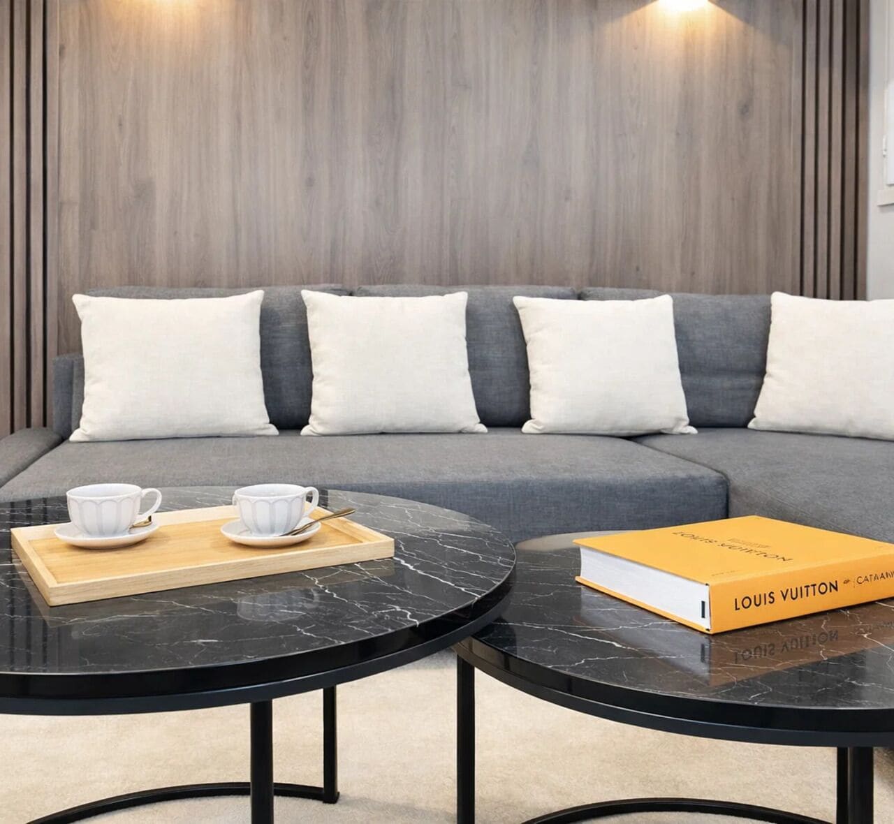 Estúdio, vista para o pátio | Área de estar | Smart TV 80 cm com canais digitais