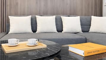 Estúdio, vista para o pátio | Área de estar | Smart TV 80 cm com canais digitais