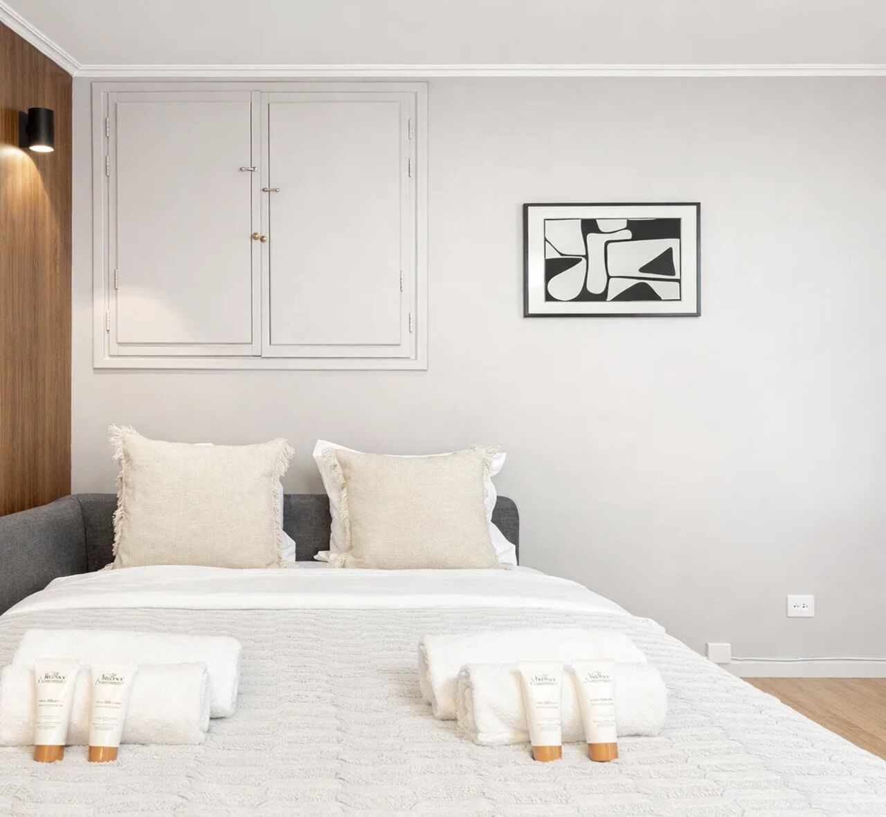 Studiolejlighed - udsigt til gårdsplads | Opholdsområde | 80-centimeters smart-tv med digitale kanaler