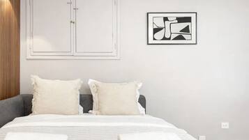 Studiolejlighed - udsigt til gårdsplads | Opholdsområde | 80-centimeters smart-tv med digitale kanaler