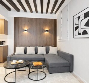 Studio, Courtyard View | Living area | 80-cm Smart TV with digital channels - 1632 StMartin (Paris)