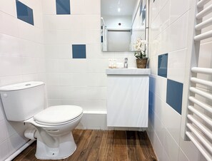 Studio, Courtyard View | Bathroom - 1632 StMartin (Paris)