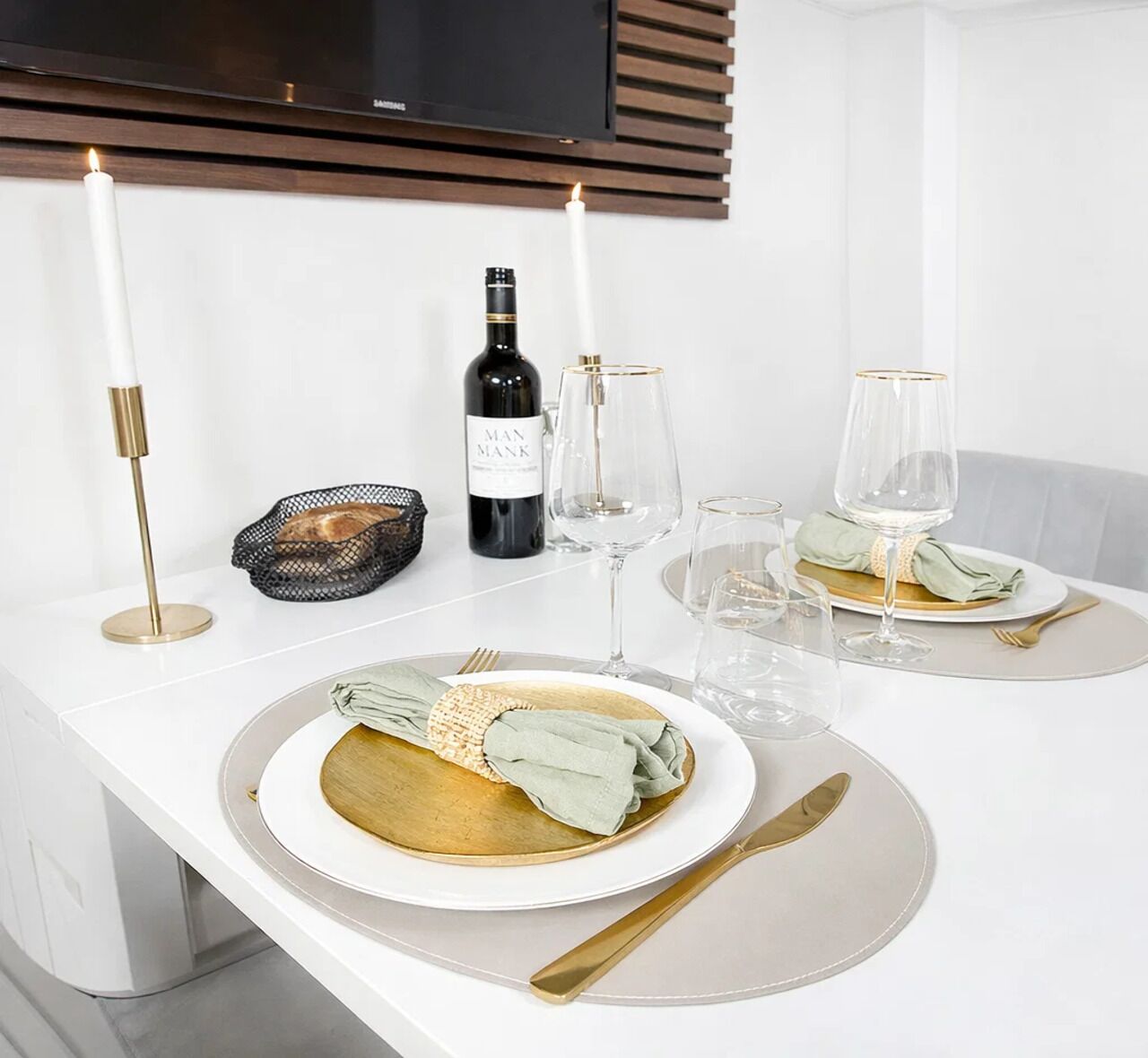 Studio, bakgårdsutsikt | Oppholdsområde | En 80-centimeters smart-TV med digitale kanaler