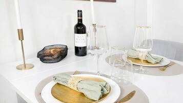 Studio, bakgårdsutsikt | Oppholdsområde | En 80-centimeters smart-TV med digitale kanaler