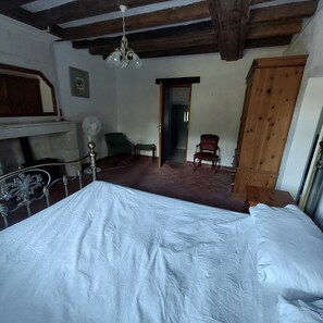 4 bedrooms, iron/ironing board, bed sheets