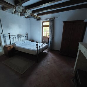 4 habitaciones, tabla de planchar con plancha y ropa de cama