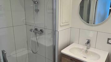 House | Bathroom | Hair dryer, towels, shampoo