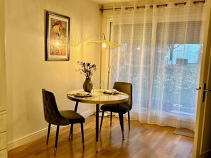 Dining - The Gem of 12th (Paris)