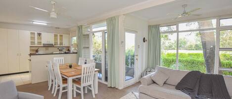 Televisie en een open haard