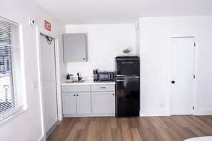 冷蔵庫、電子レンジ、コーヒー / ティーメーカー、調理器具と食器