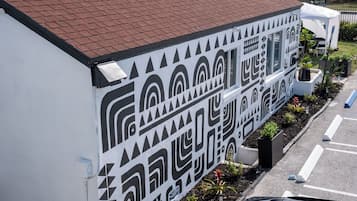 Un edificio con fachada decorada y tejado rojo.