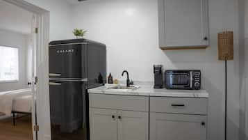 Refrigerador, microondas, cafetera y tetera y utensilios de cocina