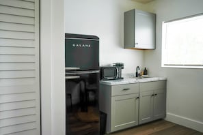 Fridge, microwave, coffee/tea maker, cookware/dishes/utensils - Stylish & Modern Cosmo Suite | Perfect for Couples & Getaways! (West Palm Beach)
