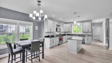 Kühlschrank, Mikrowelle, Ofen, Geschirrspüler