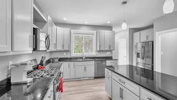 Kühlschrank, Mikrowelle, Ofen, Geschirrspüler